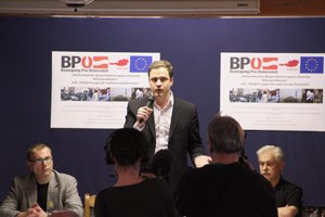 Artikelbild: Der Wiener FPÖ-Klubobmann Johann Gudenus im Kampf "gegen die Scharia". - derStandard.at/Sebastian Pumberger