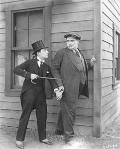 Stoneface und Babyface: Buster Keaton (1895 - 1966) mit seinem filmischen Lehrmeister Roscoe "Fatty" Arbuckle, hier in "Sherlock Jr.", einer Arbeit Keatons. Stoneface und Babyface: Buster Keaton (1895 - 1966) mit seinem filmischen Lehrmeister Roscoe "Fatty" Arbuckle, hier in "Sherlock Jr.", einer Arbeit Keatons.