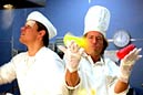 Nicht nur die effizientesten Burgerkönige ihrer Kleinstadt: Matt Damon und Greg Kinnear als siamesisches Brüderpaar in "Stuck on You"
Nicht nur die effizientesten Burgerkönige ihrer Kleinstadt: Matt Damon und Greg Kinnear als siamesisches Brüderpaar in "Stuck on You"