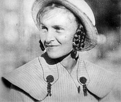 Lichte Heiterkeit, die langsam der Ernüchterung weicht: Jelena Kuzmina als stille Heldin in Boris Barnets Antikriegsdrama "Vorstadt/Okraina" aus dem Jahr 1933. Lichte Heiterkeit, die langsam der Ernüchterung weicht: Jelena Kuzmina als stille Heldin in Boris Barnets Antikriegsdrama "Vorstadt/Okraina" aus dem Jahr 1933.