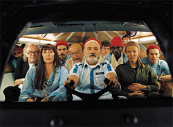 Ein Film, der auch Regisseuren wie Fran¸cois Truffaut und Federico Fellini seine Reverenz erweisen möchte: die liebe Filmfamilie in Wes Andersons "The Life Aquatic With Steve Zissou". Ein Film, der auch Regisseuren wie Fran¸cois Truffaut und Federico Fellini seine Reverenz erweisen möchte: die liebe Filmfamilie in Wes Andersons "The Life Aquatic With Steve Zissou".