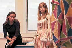 Probe für den Rollentausch: Lydia (Sara Forestier) und die Lehrerin (Carole Franck) in "L'esquive".