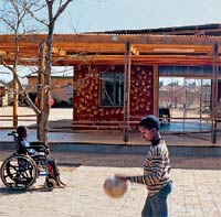 Linzer Studenten schaffen Heim-Raum für südafrikanische Kinder - und zwar mit traditioneller afrikanischer Bautechnologie, die modifiziert und kostengünstig angewandt wurde. Denn, so Architekt Roland Gnaiger: "Wir leben in einer Gesellschaft, in der dem Überflüssigen viel mehr Hinwendung, Zeit und Geld zufließt als dem Notwendigen." Linzer Studenten schaffen Heim-Raum für südafrikanische Kinder - und zwar mit traditioneller afrikanischer Bautechnologie, die modifiziert und kostengünstig angewandt wurde. Denn, so Architekt Roland Gnaiger: "Wir leben in einer Gesellschaft, in der dem Überflüssigen viel mehr Hinwendung, Zeit und Geld zufließt als dem Notwendigen."