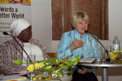 Artikelbild: Elisabeth Rehn (re.) auf dem Symposium in Wien. - Frank Helmich
