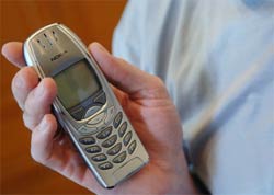 Nicht ohne mein "Moltofon"Wer geglaubt hat, ÖVP-Klubobmann Wilhelm Molterer verfügt über ein Handy, das alle Stückerln spielt (etwa Nummern von den Wichtigen dieses Landes nicht nur abspeichern, sondern auch organisieren kann), irrt: Er telefoniert mit einem schon etwas überwuzelten Nokia-Modell - und sendet seine Nummer nicht mit.
Nicht ohne mein "Moltofon"Wer geglaubt hat, ÖVP-Klubobmann Wilhelm Molterer verfügt über ein Handy, das alle Stückerln spielt (etwa Nummern von den Wichtigen dieses Landes nicht nur abspeichern, sondern auch organisieren kann), irrt: Er telefoniert mit einem schon etwas überwuzelten Nokia-Modell - und sendet seine Nummer nicht mit.