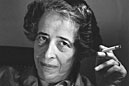 Im Bild Hannah Arendt"Der Kompromiss ist wie eine Laufmasche in einem Nylonstrumpf..." lautet ein Zitat Erzsébet Galgóczis.