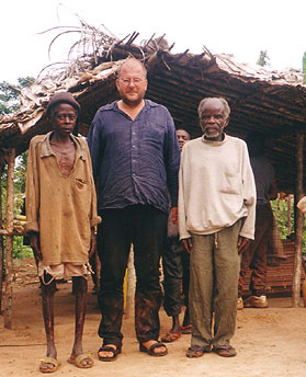 Zur PersonDr. Kai Schmidt-Soltau ist Gutachter in der internationalen Entwicklungszusammenarbeit und lebt seit 1997 in Kamerun. In den vergangenen Jahren hat er wiederholt die Demokratische Republik Kongo bereist. Für Sozialstudien durchquerte er im Mai dieses Jahres per Motorrad und Piroge fast 4000 Kilometer des Landes. Foto: Eine Aufnahme in Bandengaido (Ituri) im Mai 2006. Link schmidt-soltau.de Zur PersonDr. Kai Schmidt-Soltau ist Gutachter in der internationalen Entwicklungszusammenarbeit und lebt seit 1997 in Kamerun. In den vergangenen Jahren hat er wiederholt die Demokratische Republik Kongo bereist. Für Sozialstudien durchquerte er im Mai dieses Jahres per Motorrad und Piroge fast 4000 Kilometer des Landes. Foto: Eine Aufnahme in Bandengaido (Ituri) im Mai 2006. Link schmidt-soltau.de