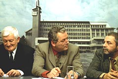 Hitzige Diskussion über revolutionäre Gesinnungen: Mircea Andreescu (li.), Teodor Corban und Ion Sapdaru in der rumänischen Komödie "12:08 östlich von Bukarest". Hitzige Diskussion über revolutionäre Gesinnungen: Mircea Andreescu (li.), Teodor Corban und Ion Sapdaru in der rumänischen Komödie "12:08 östlich von Bukarest".