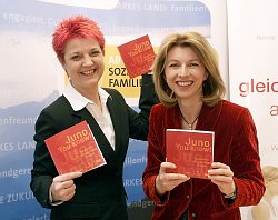 Foto: Walter Fritz Artikelbild: Am Freitag präsentierten die Kärntner Frauenreferentin Gaby Schaunig (rechts) und Frauenbeauftragte Helga Grafschafter (links) die Neuauflage der Frauen-Förderfibel. Mit sichtlichem Stolz. - Foto: Walter Fritz