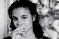 Artikelbild:  "Frauenhandel funktioniert ja immer so, schlechte ökonomische Ausgangslage in dem Land, wo du herkommst, du reist aufgrund falscher Versprechungen in ein anderes Land und kannst dort, wegen der schlechten, rechtlichen Lage, dermaßen ausgebeutet werden", meint Regisseurin Anja Salomonowitz (im Bild) im Interview. - Foto: Poool