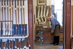 Der Altmeister von Anderson & Sons empfiehlt Hickoryholz und eine ruhige Hand.