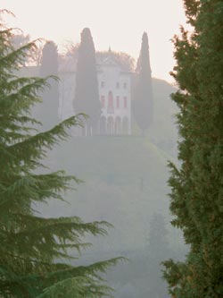 Understatement à la Veneto: Der nördliche, weithin sichtbare Teil der Villa Fresco in Ásolo verrät kaum etwas über das prunkvolle Haupthaus auf der anderen Seite des Messano Hügels. Understatement à la Veneto: Der nördliche, weithin sichtbare Teil der Villa Fresco in Ásolo verrät kaum etwas über das prunkvolle Haupthaus auf der anderen Seite des Messano Hügels.