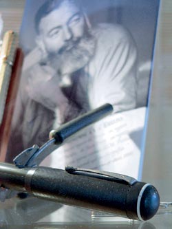 "Schon Hemingway hat mit ihr geschrieben", mag zwar ein Wunschdenken der Schreibgeräte-Manufaktur "Montegrappa" sein, ob er seine Briefe allerdings wirklich dieser Feder anvertraute, ist nicht gesichert. "Schon Hemingway hat mit ihr geschrieben", mag zwar ein Wunschdenken der Schreibgeräte-Manufaktur "Montegrappa" sein, ob er seine Briefe allerdings wirklich dieser Feder anvertraute, ist nicht gesichert.