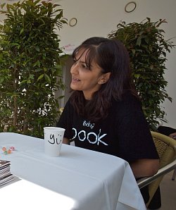 Artikelbild: "Es ist ein schwerer Beruf, als Frau und als Migrant, denn man hat eigentlich nur mit negativen Sachen zu tun": Yüksel, 34, arbeitet seit 16 Jahren als Polizistin. Als "Living Book" kann man sie im Rahmen von SOHO eingehend "lesen", wie auch zwanzig weitere "lebendige Bücher". - Foto: Heimo Aga