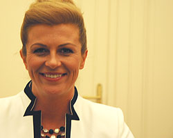 Zur PersonKolinda Grabar-Kitarovic wurde im Jahr 1968 in Rijeka
geboren. Den Großteil ihrer Kindheit verbrachte sie in den USA, in Zagreb studierte sie Englisch und Spanisch. Im Jahr 1992 wurde sie Beraterin im Wissenschaftsministerium, ein Jahr später wechselte sie ins Außenministerium, war drei Jahre Botschafterin in Kanada und zog im Jahr 2003 für die jetzige Regierungspartei HDZ (Kroatische Demokratische Gemeinschaft) ins Parlament ein. In der neuen Regierung unter Premier Ivo Sanader wurde sie zunächst Europaministerin, seit zwei Jahren ist sie nun Außen- und Europaministerin. Zur PersonKolinda Grabar-Kitarovic wurde im Jahr 1968 in Rijeka
geboren. Den Großteil ihrer Kindheit verbrachte sie in den USA, in Zagreb studierte sie Englisch und Spanisch. Im Jahr 1992 wurde sie Beraterin im Wissenschaftsministerium, ein Jahr später wechselte sie ins Außenministerium, war drei Jahre Botschafterin in Kanada und zog im Jahr 2003 für die jetzige Regierungspartei HDZ (Kroatische Demokratische Gemeinschaft) ins Parlament ein. In der neuen Regierung unter Premier Ivo Sanader wurde sie zunächst Europaministerin, seit zwei Jahren ist sie nun Außen- und Europaministerin.