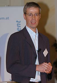 Wissensmanagement-Experte Klaus Tochtermann glaubt, dass auch heimische Unternehmen nicht an den Themen Blog und Wiki vorbeigehen können.
Wissensmanagement-Experte Klaus Tochtermann glaubt, dass auch heimische Unternehmen nicht an den Themen Blog und Wiki vorbeigehen können.