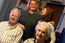 Ehepaar Heinrich und Gertrude Paul (vorne), Tochter Elisabeth und Betreuerin Gitti: kein Euro aus der Pflegeförderung. Ehepaar Heinrich und Gertrude Paul (vorne), Tochter Elisabeth und Betreuerin Gitti: kein Euro aus der Pflegeförderung.