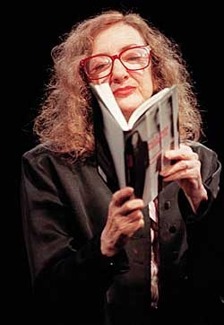 Am 29. November 1999 wurde im Wiener Akademietheater die Lyrikerin Elfriede Gertsl mit dem Erich Fried Preis ausgezeichnet. Am 29. November 1999 wurde im Wiener Akademietheater die Lyrikerin Elfriede Gertsl mit dem Erich Fried Preis ausgezeichnet.