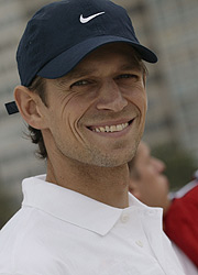 Zur Person
Michael Buchleitner ist 27-facher Österreichischer Meister im Laufsport und
dreifacher Olympiateilnehmer. Zuletzt 2004 in Athen.
Der Vater einer Tochter ist heute als Sportmanager und Trainer tätig und
bietet Laufseminare, Vorträge und Coachings als Geschäftsführer eines
Sportmanagement-unternehmens an. Zur Person
Michael Buchleitner ist 27-facher Österreichischer Meister im Laufsport und
dreifacher Olympiateilnehmer. Zuletzt 2004 in Athen.
Der Vater einer Tochter ist heute als Sportmanager und Trainer tätig und
bietet Laufseminare, Vorträge und Coachings als Geschäftsführer eines
Sportmanagement-unternehmens an.