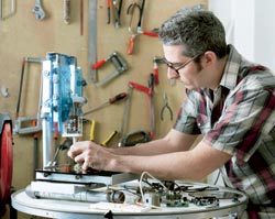 Bre Pettis beim Löten - das soll einmal ein Roboter werden. Bre Pettis beim Löten - das soll einmal ein Roboter werden.