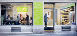 "K&ouml;stlich", gleich hinter "Am Hof" in der Wiener Innenstadt, bietet vegane und vegetarische Hausmannskost. Schmeckt gut - und wird richtiggehend gest&uuml;rmt. 