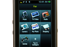 Was Handys heute bieten: Musik-Downloads, Fernsehen, Spiele, GPS, Internet-Zugang und Digicam (im Bild das Samsung Instinct). Was Handys heute bieten: Musik-Downloads, Fernsehen, Spiele, GPS, Internet-Zugang und Digicam (im Bild das Samsung Instinct).