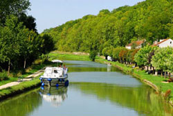 Canal de Bourgogne: Burgund auf dem Wasser entdecken. Canal de Bourgogne: Burgund auf dem Wasser entdecken.
