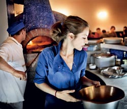 Wirtin Maria Fuchs und Pizzaiolo Mario Siani schießen 1a-Pizzen aus dem Feuerofen. Wirtin Maria Fuchs und Pizzaiolo Mario Siani schießen 1a-Pizzen aus dem Feuerofen.