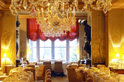 Foto: Royal Monceau Artikelbild: Abverkauf im Luxushotel: Von der Minibar bis zum Bademantel kommt alles unter den Hammer. - Foto: Royal Monceau