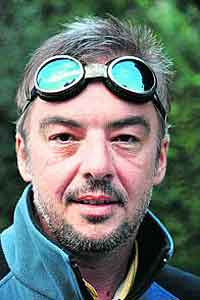 Artikelbild: Martin Grabner (43) ist Bergsteiger, freier Journalist und Redakteur der Zeitschrift "Land der Berge". Er lebt in Wien und schreibt regelmäßig für den Standard. Eine Gletscherpartie im Jahr 2006: Gerlinde Kaltenbrunner in der Shisha-Pangma-Südwand. - Foto: Privat