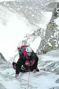 Artikelbild: Eine Gletscherpartie im Jahr 2006: Gerlinde Kaltenbrunner in der Shisha-Pangma-Südwand. - Foto: AmicalEi