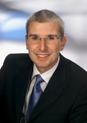 Michael Brandtner berät seit 1996 nationale und internationale Klienten bei der
strategischen Ausrichtung von Marken und Unternehmen. Seine Klienten
kommen aus über 50 Branchen vom internationalen Konzern über
mittelständische Unternehmen bis hin zu Bildungseinrichtungen und
Verbänden. Michael Brandtner berät seit 1996 nationale und internationale Klienten bei der
strategischen Ausrichtung von Marken und Unternehmen. Seine Klienten
kommen aus über 50 Branchen vom internationalen Konzern über
mittelständische Unternehmen bis hin zu Bildungseinrichtungen und
Verbänden.
