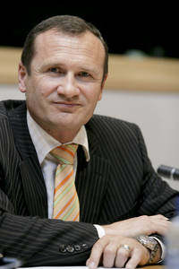 Richard Seeber, ÖVP - Ausschuss für Umweltfragen, Volksgesundheit und
Lebensmittelsicherheit - Delegation für die Beziehungen zu den Ländern
Mittelamerikas - Delegation in der Parlamentarischen Versammlung
Europa-Lateinamerika. Richard Seeber ist verheiratet und hat vier Kinder. Vor seiner politischen Tätigkeit war er im Tourismus tätig. Artikelbild