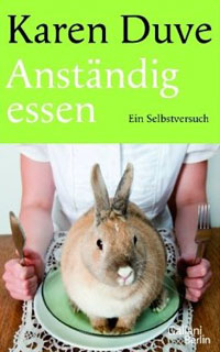 Karen Duve lebt die mit einem Maultier, einem Pferd, einem Esel, zwei Katzen und
zwei Hühnern auf dem Land in der Märkischen Schweiz.
--> Ja, klar sind wir Tiere!Karen Duve und Jonathan Safran Foer im Interview mit Severin Corti über innere Schwächen und den eigenen Hund Karen Duve lebt die mit einem Maultier, einem Pferd, einem Esel, zwei Katzen und
zwei Hühnern auf dem Land in der Märkischen Schweiz.
--> Ja, klar sind wir Tiere!Karen Duve und Jonathan Safran Foer im Interview mit Severin Corti über innere Schwächen und den eigenen Hund