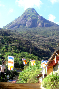 Den Adams's Peak in Sri Lanka sollte jeder Gläubige mindestens einmal im Leben besteigen. 5.000 Stufen führen auf den Gipfel, wo Buddha seinen Fußabdruck hinterlassen haben soll.