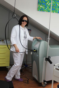 Brigitte Klein setzt die Schutzbrille auf und aktiviert den Laser. Brigitte Klein setzt die Schutzbrille auf und aktiviert den Laser.