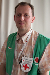Ingo Vogl (41), war früher als Sozialarbeiter tätig und arbeitet heute hauptberuflich als Kabarettist. Er ist seit 1994 Freiwilliger Mitarbeiter beim Roten Kreuz in Salzburg, im Jahr 2000 absolvierte der die Ausbildung zur Krisenintervention in Wien. Sein erster Einsatz in diesem Bereich folgte bei der Brandkatastrophe der Gletscherbahn in Kaprun im Jahr 2000. Ingo Vogl (41), war früher als Sozialarbeiter tätig und arbeitet heute hauptberuflich als Kabarettist. Er ist seit 1994 Freiwilliger Mitarbeiter beim Roten Kreuz in Salzburg, im Jahr 2000 absolvierte der die Ausbildung zur Krisenintervention in Wien. Sein erster Einsatz in diesem Bereich folgte bei der Brandkatastrophe der Gletscherbahn in Kaprun im Jahr 2000.