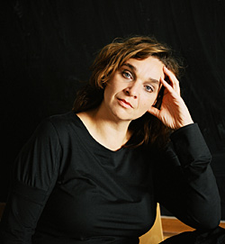 Elke Gaugele ist Autorin, Kuratorin und Professorin an der Akademie der Bildenden Künste in Wien, wo sie den Studiengang "Moden und Styles" leitet. Sie forscht zur Geschichte und zu Theorien von Moden, Textilien und Alltagskulturen. Elke Gaugele ist Autorin, Kuratorin und Professorin an der Akademie der Bildenden Künste in Wien, wo sie den Studiengang "Moden und Styles" leitet. Sie forscht zur Geschichte und zu Theorien von Moden, Textilien und Alltagskulturen.