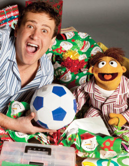 Gary (Jason Segel) und sein Puppenbruder Walter teilen ein Zimmer ebenso wie die Weihnachtsgeschenke.