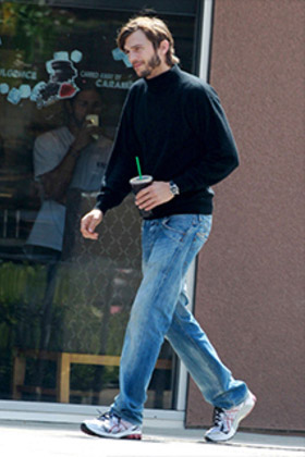 Erste Bilder von Ashton Kutcher als Steve Jobs auf TMZ. Erste Bilder von Ashton Kutcher als Steve Jobs auf TMZ.