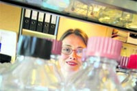 Susanne Vrtala will einzelne allergene Stoffe testen und nicht nur Extrakte.
Dafür setzt sie auf Gentechnik. Susanne Vrtala will einzelne allergene Stoffe testen und nicht nur Extrakte.
Dafür setzt sie auf Gentechnik.
