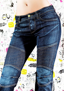Es geht aber auch modischer. Hier eine extra angefertigte Damenjeans. Motto: Vespa knees.