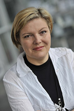 "Das Betreiben einer billigen Hetze gegen unterprivilegierte Gruppen wie 
Homosexuelle und MigrantInnen ist einer sogenannten staatstragenden 
Partei, noch dazu in Regierungsverantwortung, nicht würdig", so die Politikwissenschaftlerin Kathrin Stainer-Hämmerle.