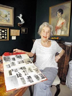 Anne Pisker in ihrem Wohnzimmer. Auf dem Tisch liegt ein Album mit
Schwimmfotos aus den 30ern, an der Wand hängt das eine Bild ihrer
Mutter, das sie einem großen Zufall verdankt. Anne Pisker in ihrem Wohnzimmer. Auf dem Tisch liegt ein Album mit
Schwimmfotos aus den 30ern, an der Wand hängt das eine Bild ihrer
Mutter, das sie einem großen Zufall verdankt.