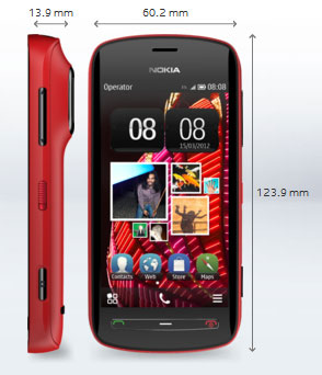 Das Nokia 808 ist das erste Smartphone mit PureView-Technologie. Leider setzt Nokia auf die ältere Symbian-Plattform. Die Kamera mit Carl-Zeiss-Linse und 41-Megapixel-Sensor macht das Gerät zudem etwas klobig. 