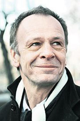 Josef Haslinger, geb. 1955 in Zwettl. Studium der Philosophie, Theaterwissenschaft und Germanistik in Wien. 1976-92
Mitherausgeber der Literaturzeitschrift "Wespennest". Seit 1996 lehrt Haslinger als Professor für literarische Ästhetik am Deutschen Literaturinstitut Leipzig.
Zahlreiche Veröffentlichungen, Preise und Auszeichnungen. Josef Haslinger, geb. 1955 in Zwettl. Studium der Philosophie, Theaterwissenschaft und Germanistik in Wien. 1976-92
Mitherausgeber der Literaturzeitschrift "Wespennest". Seit 1996 lehrt Haslinger als Professor für literarische Ästhetik am Deutschen Literaturinstitut Leipzig.
Zahlreiche Veröffentlichungen, Preise und Auszeichnungen.