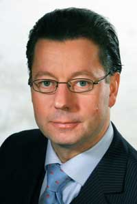 Geschäftsführer der Bombardier Transportation Austria
GmbH ist Kai Ostermann. Geschäftsführer der Bombardier Transportation Austria
GmbH ist Kai Ostermann.