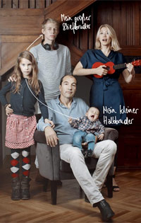 Die Halbschwester meines kleinen Halbbruders (im Bild mit Rock), der Halbbruder meiner Halbschwestern (im Bild mit Hut). 
