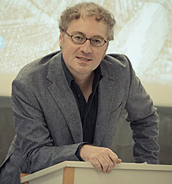 Roland Benedikter ist Politikwissenschaftler und Soziologe und forscht an der Stanford University Roland Benedikter ist Politikwissenschaftler und Soziologe und forscht an der Stanford University