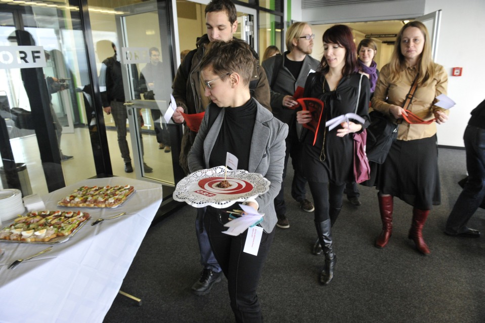ORF_FM mit ihren Bröseln vorbei am Buffet (Foto © Der Standard)